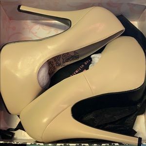 Bordello size 10 cream pumps